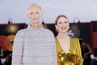 VENICE, İtalya - 2 Eylül 2024 tarihinde İtalya 'nın Venedik kentinde düzenlenen 81. Venedik Uluslararası Film Festivali sırasında Tilda Swinton ve Julianne Moore 