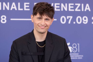 VENICE, ITALY - SEPTEMBER 03: Raphael Quenard, Venedik Uluslararası Film Festivali 'nin 81. sırasında İtalya' nın Venedik kenti Palazzo del Casino 'da gerçekleştirilen 