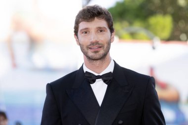 SEPTEMBER 07: Stefano Di Martino, Venedik Uluslararası Film Festivali 'nin 81. gününde İtalya' nın Venedik kentinde düzenlenen Kapanış Töreni kırmızı halısına katılıyor..