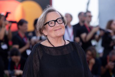Agnieszka Holland, Venedik Uluslararası Film Festivali 'nin 81.' si sırasında İtalya 'nın Venedik kentinde, Palazzo del Cinema' da düzenlenen Kapanış Töreni kırmızı halısına katılıyor..
