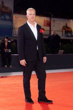 VENICE, İtalya - SEPTEMBER 06: Antonio Scurati, Venedik Uluslararası Film Festivali 'nin 81. sırasında İtalya' nın Venedik kenti Venedik 'te gerçekleştirilen 