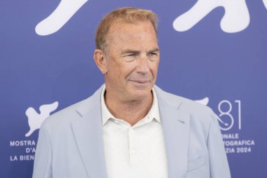 VENICE, İtalya - SEPTEMBER 07: Kevin Costner, Venedik del Casino 'da düzenlenen 81. Uluslararası Film Festivali sırasında 