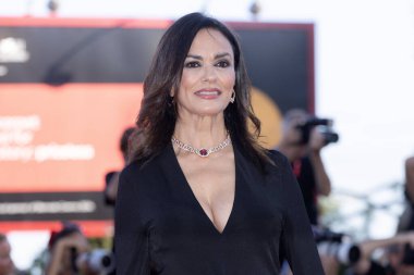 VENICE, ITALY - SEPTEMBER 06: Maria Grazia Cucinotta, Venedik Uluslararası Film Festivali sırasında Venedik, İtalya 'nın Venedik kentinde düzenlenen 81..