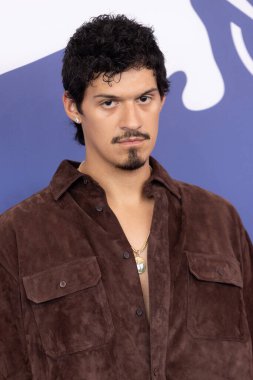 Ömer Apollo, 83 Eylül 2024 'te Venedik, İtalya' da düzenlenen 81. Uluslararası Film Festivali sırasında 