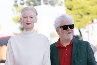 VENICE, İtalya - SEPTEMBER 03: Tilda Swinton ve Pedro Almodovar, 81. Venedik Uluslararası Film Festivali sırasında 3 Eylül 2024 'te İtalya' nın Venedik kentinde düzenlenen 