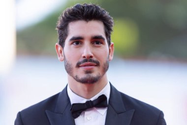 VENICE, İtalya - Eylül 03: Henry Zaga, Venedik Uluslararası Film Festivali 'nin 81. sırasında İtalya' nın Venedik kentinde düzenlenen 