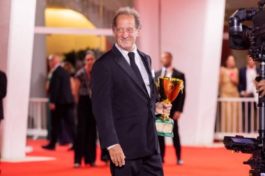 VENICE, İtalya, SEPTEMBER 07: Vincent Lindon, Venedik Uluslararası Film Festivali 'nde En İyi Erkek Oyuncu Ödülü' nü 7 Eylül 2024 'te İtalya' nın Venedik kentinde kazandı..