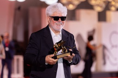 VENICE, İtalya, SEPTEMBER 07: Pedro Almodovar, Venedik Uluslararası Film Festivali 'nin 81. gününde İtalya' nın Venedik, Venedik kentinde düzenlenen Yan Kapı Altın Aslan Ödülüne layık görüldü..