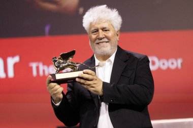 VENICE, İtalya, SEPTEMBER 07: Pedro Almodovar, Venedik Uluslararası Film Festivali 'nin 81. gününde İtalya' nın Venedik, Venedik kentinde düzenlenen Yan Kapı Altın Aslan Ödülüne layık görüldü..