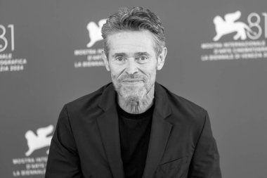 VENICE, İtalya - 28 Ağustos 2024 'te Venedik, İtalya' da düzenlenen 81. Venedik Uluslararası Film Festivali sırasında Willem Dafoe Beetlejuice fotoğraf çekimine katıldı..