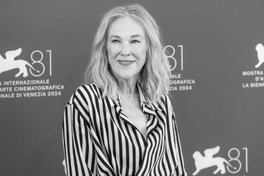 Venedik, İtalya - 28 Ağustos 2024 'te Venedik, İtalya' da düzenlenen 81. Venedik Uluslararası Film Festivali sırasında Catherine O 'Hara Beetlejuice fotoğraf çekimine katıldı..