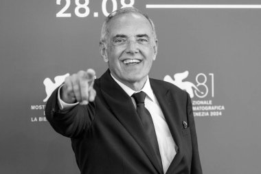 VENICE, İtalya - 28 Ağustos 2024 'te Venedik Uluslararası Film Festivali sırasında Alberto Barbera 