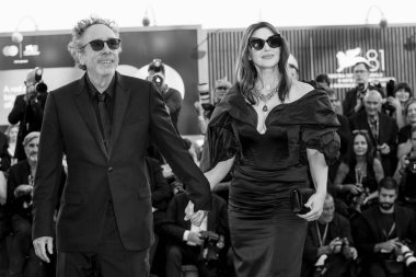 VENICE, İtalya - 28 Ağustos 2024 'te İtalya' nın Venedik kentinde düzenlenen 81. Venedik Uluslararası Film Festivali 'nin açılış töreni kırmızı halısına Tim Burton ve Monica Bellucci katıldı..