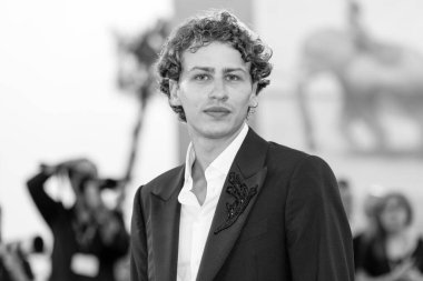 VENICE, İtalya - 31 Ağustos 2024 tarihinde İtalya 'nın Venedik kentinde düzenlenen 81. Venedik Uluslararası Film Festivali sırasında Mattia Carrano Kineo Ödülü kırmızı halısına katıldı..