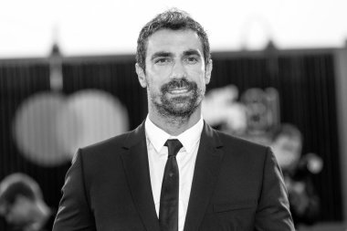 VENICE, İtalya - 31 Ağustos - İbrahim Celikkol 31 Ağustos 2024 'te Venedik Uluslararası Film Festivali sırasında İtalya' nın Venedik kentinde Kineo Ödülü kırmızı halısına katıldı.. 