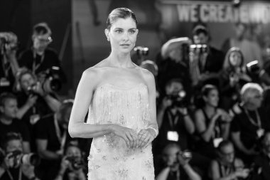 VENICE, İtalya - 1 Eylül 2024 tarihinde Venedik, İtalya 'da düzenlenen 81. Venedik Uluslararası Film Festivali sırasında Vittoria Puccini İtalya Film Ödülleri kırmızı halısına katıldı.. 