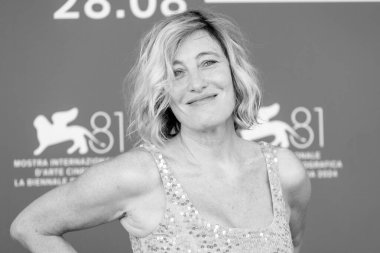 VENEDİS, İtalya - SEPTEMBER 03: Valeria Bruni Tedeschi, Venedik Uluslararası Film Festivali 'nin 81. sırasında İtalya' nın Venedik kenti Palazzo del Casino 'da düzenlenen fotoğraf çağrısına katıldı..