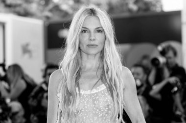 Sienna Miller, Venedik Uluslararası Film Festivali 'nin 81. gününde İtalya' nın Venedik kenti Venedik 'te 7 Eylül 2024 tarihinde gerçekleşen Kapanış Töreni kırmızı halısına katıldı..