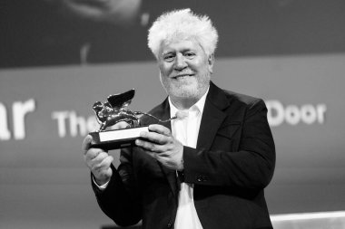 SEPTEMBER 07: Pedro Almodovar, Venedik Uluslararası Film Festivali 'nin 81. yılında Venedik, İtalya' nın Venedik kentinde gerçekleştirilen Venedik Film Festivali sırasında Bitişik Oda dalında Altın Aslan ödülünü kazandı.