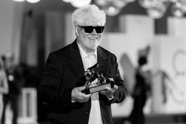 SEPTEMBER 07: Pedro Almodovar, Venedik Uluslararası Film Festivali 'nin 81. yılında Venedik, İtalya' nın Venedik kentinde gerçekleştirilen Venedik Film Festivali sırasında Bitişik Oda dalında Altın Aslan ödülünü kazandı.