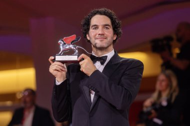 VENICE, ITALY - SEPTEMBER 06: Benny Safdie poses with the Silver Lion for Best Director during the winners photo-call at the 82nd Venice Film Festival on September 06, 2025 in Venice, Italy.