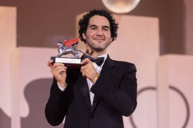 VENICE, ITALY - SEPTEMBER 06: Benny Safdie poses with the Silver Lion for Best Director during the winners photo-call at the 82nd Venice Film Festival on September 06, 2025 in Venice, Italy.