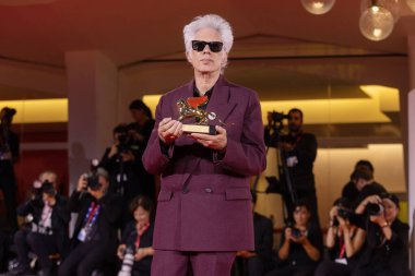 VENICE, ITALY - SEPTEMBER 06: Jim Jarmusch poses with the Golden Lion for Best Film during the winners photo-call at the 82nd Venice Film Festival on September 06, 2025 in Venice, Italy. 