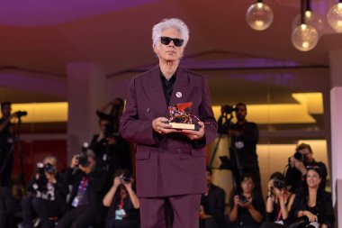 VENICE, ITALY - SEPTEMBER 06: Jim Jarmusch poses with the Golden Lion for Best Film during the winners photo-call at the 82nd Venice Film Festival on September 06, 2025 in Venice, Italy. 