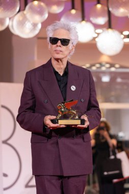 VENICE, ITALY - SEPTEMBER 06: Jim Jarmusch poses with the Golden Lion for Best Film during the winners photo-call at the 82nd Venice Film Festival on September 06, 2025 in Venice, Italy. 
