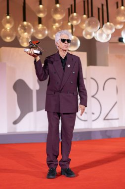 VENICE, ITALY - SEPTEMBER 06: Jim Jarmusch poses with the Golden Lion for Best Film during the winners photo-call at the 82nd Venice Film Festival on September 06, 2025 in Venice, Italy. 