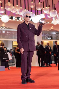 VENICE, ITALY - SEPTEMBER 06: Jim Jarmusch poses with the Golden Lion for Best Film during the winners photo-call at the 82nd Venice Film Festival on September 06, 2025 in Venice, Italy. 