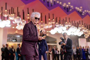 VENICE, ITALY - SEPTEMBER 06: Jim Jarmusch poses with the Golden Lion for Best Film during the winners photo-call at the 82nd Venice Film Festival on September 06, 2025 in Venice, Italy. 