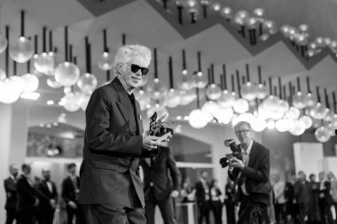 VENICE, ITALY - SEPTEMBER 06: Jim Jarmusch poses with the Golden Lion for Best Film during the winners photo-call at the 82nd Venice Film Festival on September 06, 2025 in Venice, Italy. 