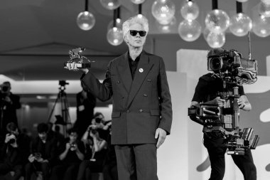 VENICE, ITALY - SEPTEMBER 06: Jim Jarmusch poses with the Golden Lion for Best Film during the winners photo-call at the 82nd Venice Film Festival on September 06, 2025 in Venice, Italy. 