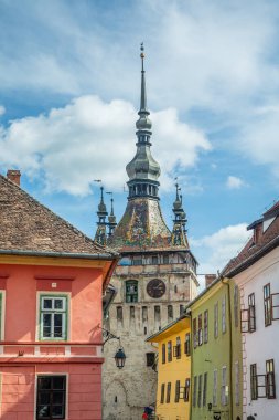 Sighisoara Saat Kulesi ve renkli eski evler, Transilvanya, Romanya