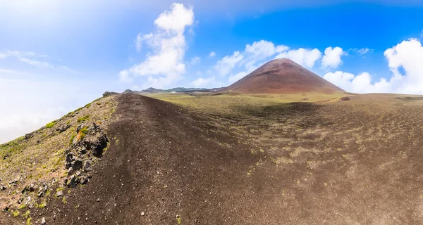 Tyatya Vulkan Caldera Panoramautsikt Med Huvudkon Bakgrunden Kunashir Island Kuril — Stockfoto