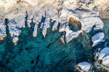 Kıbrıs, Paphos yakınlarındaki beyaz kayalar ve deniz mağaraları kıyı manzarası