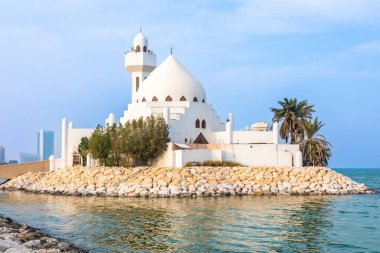 Beyaz Salem Bin Ladin Camii, arka planda deniz bulunan adada, Suudi Arabistan 'da inşa edildi.