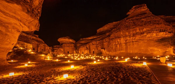 Hegra şehrinin antik mezarları gece panoramasında aydınlandı, El Ula, Suudi Arabistan