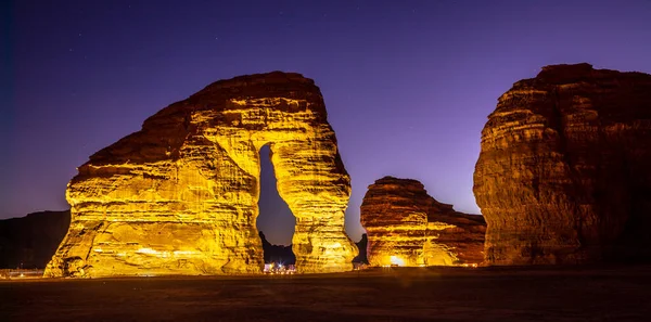 Иллюминированный Монолит Эрозии Слонов Песчаника Стоящий Ночной Пустыне Аль Ула — стоковое фото