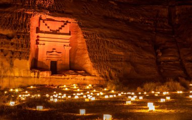 Hegra şehrinin antik mezarları gece aydınlandı, El Ula, Suudi Arabistan