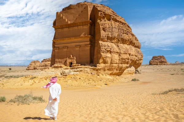 Çölde kayaya oyulmuş Kuza 'nın oğlu Lihyan Mezarı' nın önündeki Arap adam, Mada 'in Salih, Hegra, Suudi Arabistan
