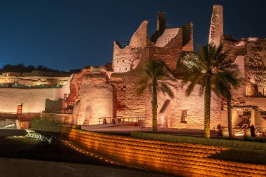 Diriye eski kasaba duvarları gece aydınlandı, Riyad, Suudi Arabistan