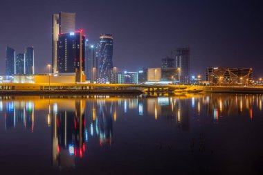 Manama şehir merkezinde Basra Körfezi, Manama, Bahreyn kıyısında aydınlandı