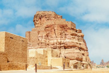 Al Ula 'nın eski kasabası, Suudi Arabistan' ın Medine eyaleti kayalıklarındaki şehir şatosuyla harap oldu.