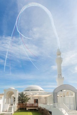 Beyaz Alrahmah camii, Jeddah, Suudi Arabistan üzerinde duman izleri bırakan jetler.