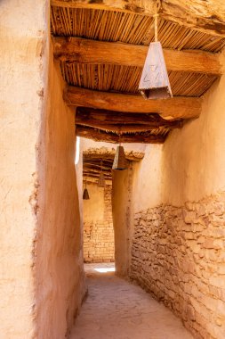 Suudi Arabistan 'ın çamurlu duvarları arasında Al Ula eski kasaba caddesi