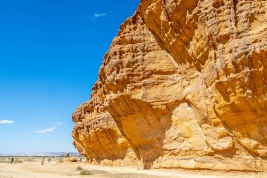 Jabal al al Ahmar 'da yürüyen insanlar çöldeki dev kayalar, El Ula, Hegra, Suudi Arabistan