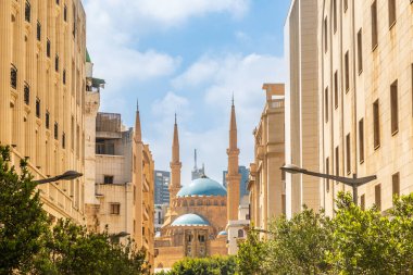 Eski Beyrut şehir merkezi dar sokak mimarisi binalar ve arka planda Al Amin camisi, Lübnan