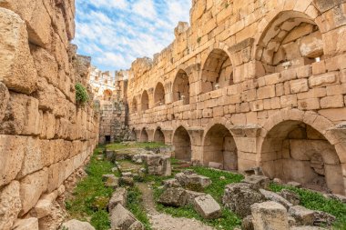 Arka planda mavi gökyüzü, Bekaa Vadisi, Baalbeck, Lübnan.